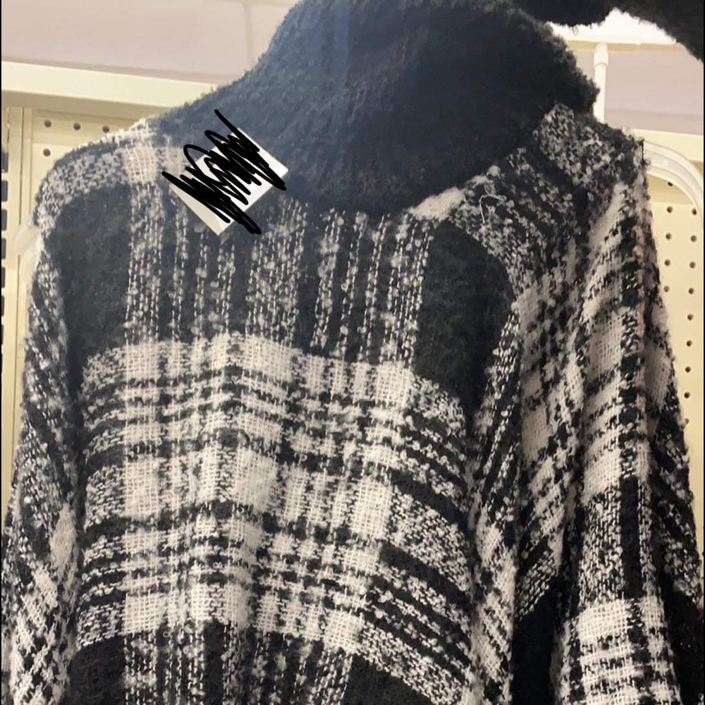 Poncho 🖤🤍 - Picture 3 of 5